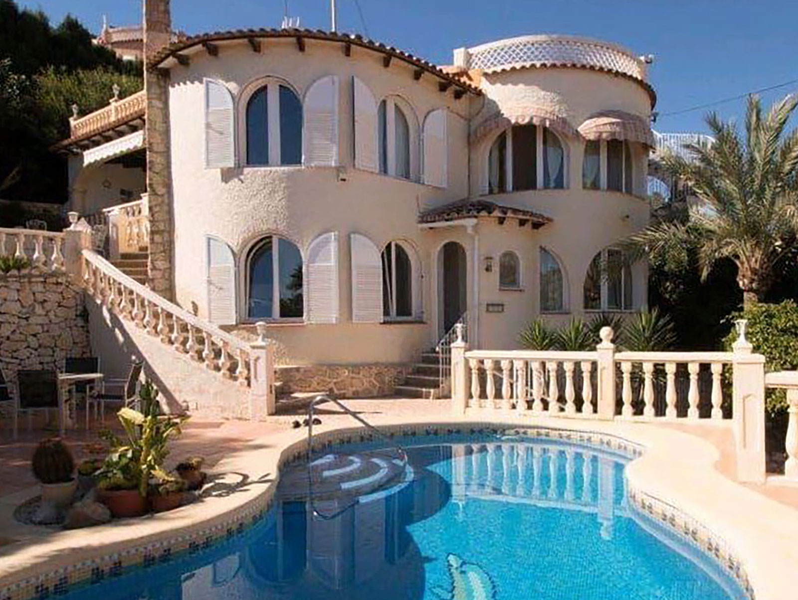 Te koop in Calpe: 2e lijn zee villa voor 995.000 euro!