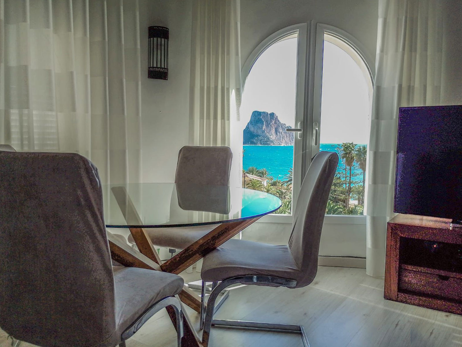 Te koop in Calpe: 2e lijn zee villa voor 995.000 euro!