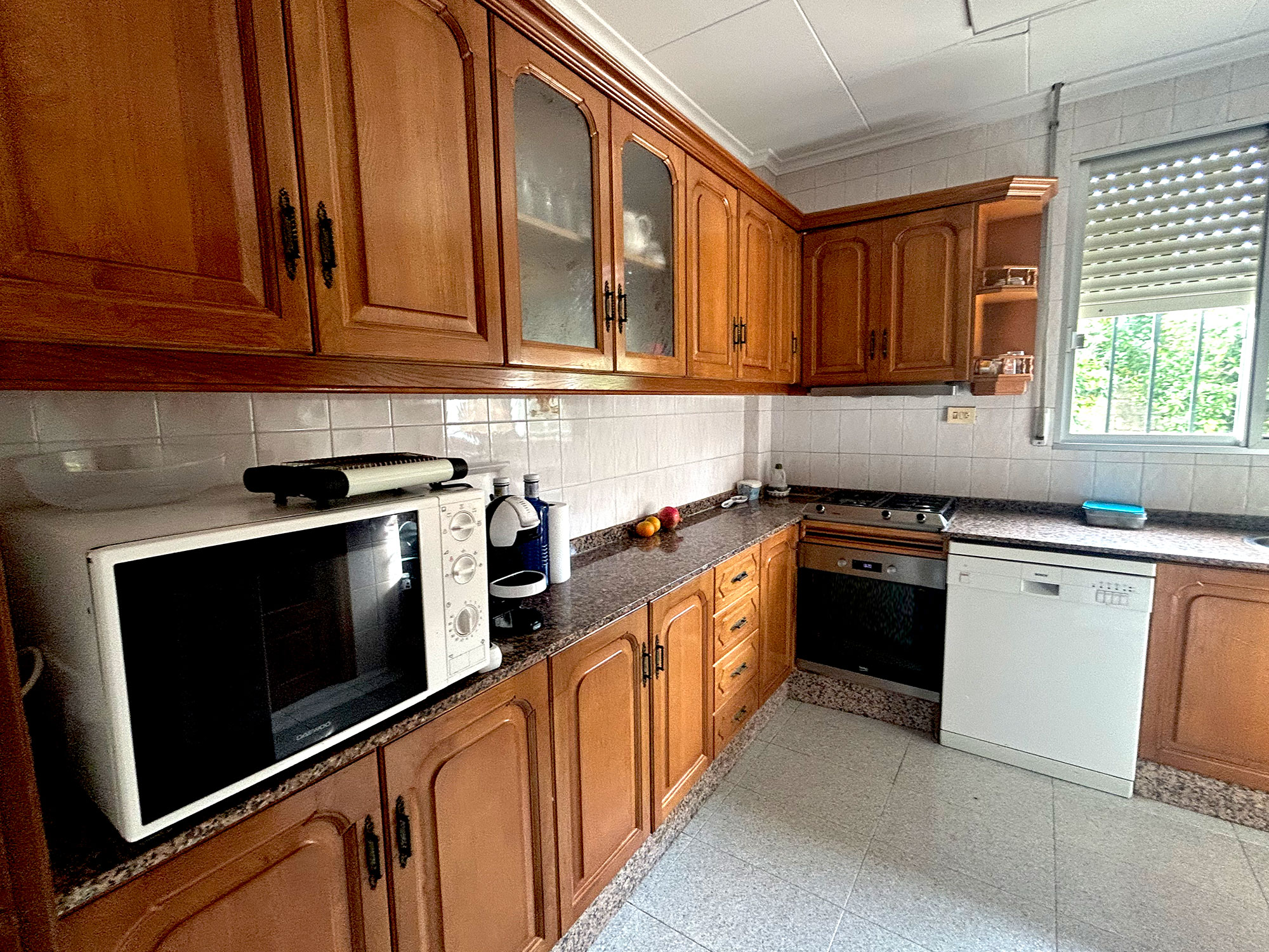 Enguera villa met dubbele wooneenheid, groot zwembad en veel sinaasappels voor 360.000 euro