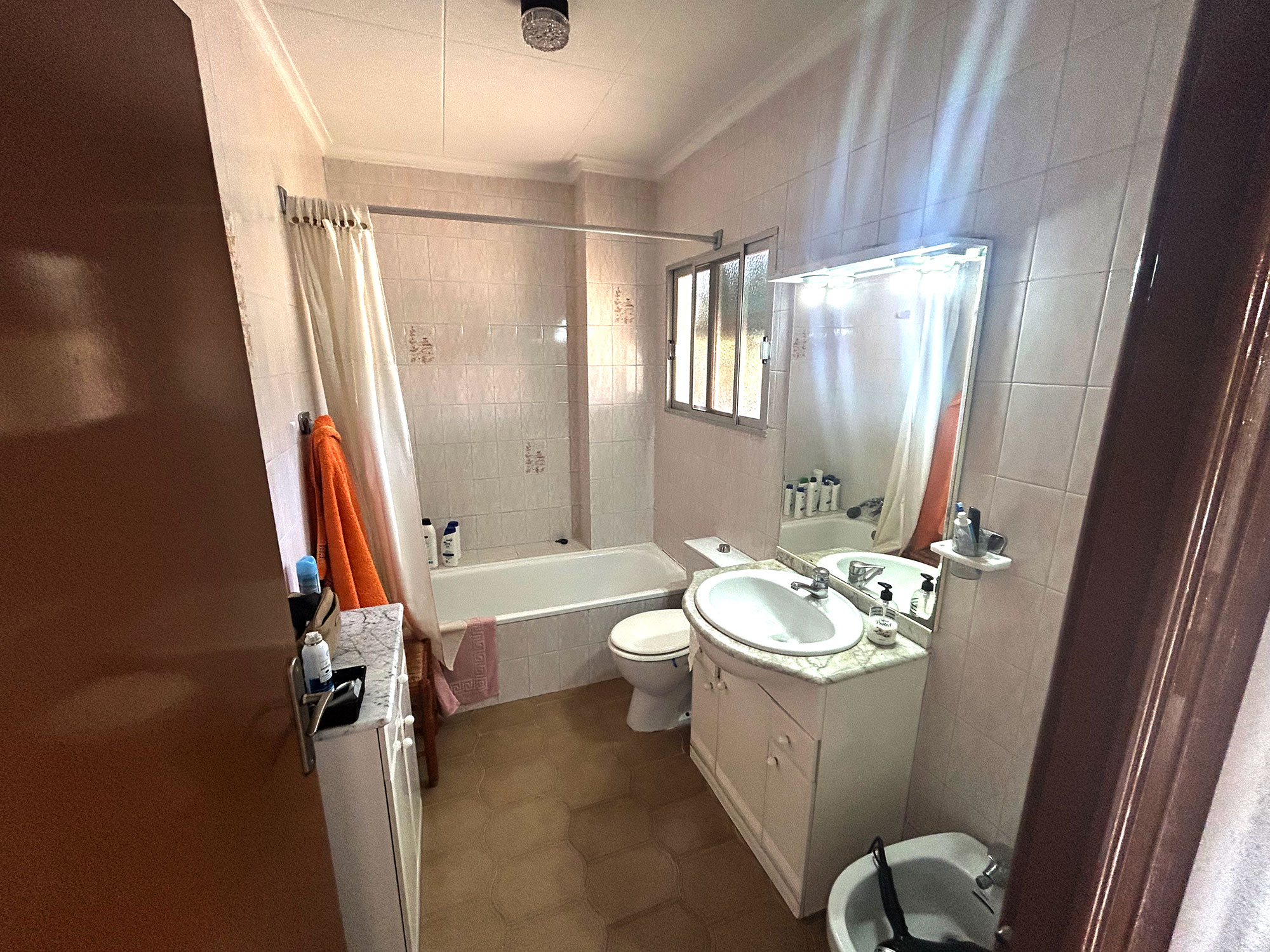 Enguera villa met dubbele wooneenheid, groot zwembad en veel sinaasappels voor 360.000 euro