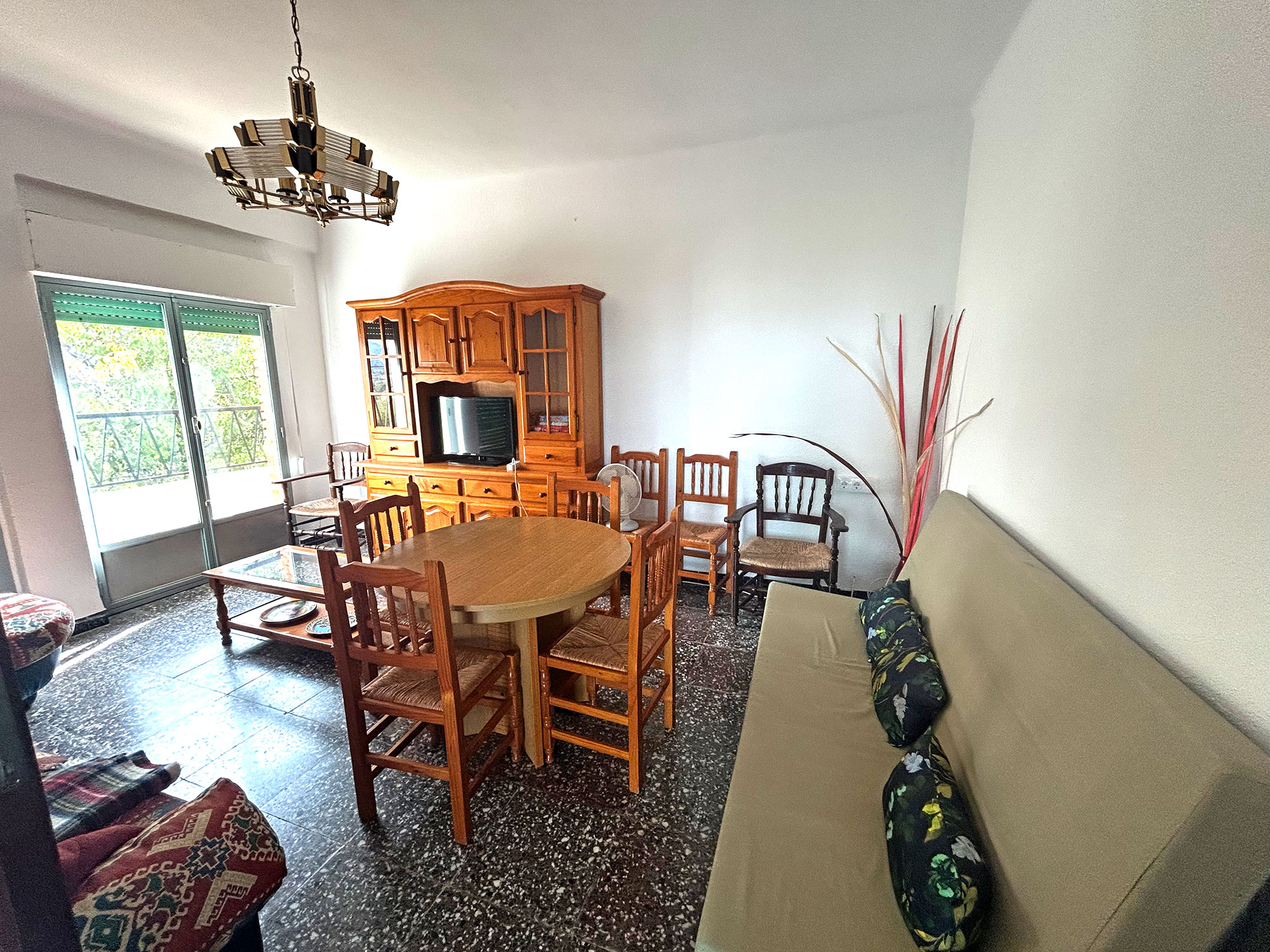 Enguera villa met dubbele wooneenheid, groot zwembad en veel sinaasappels voor 360.000 euro