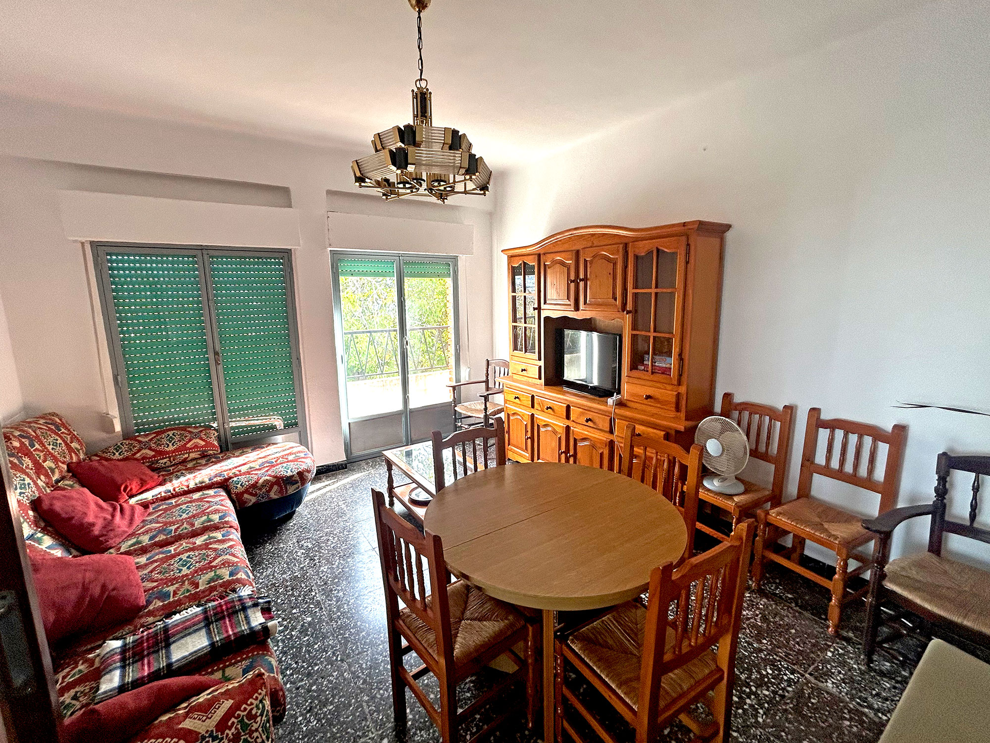 Enguera villa met dubbele wooneenheid, groot zwembad en veel sinaasappels voor 360.000 euro