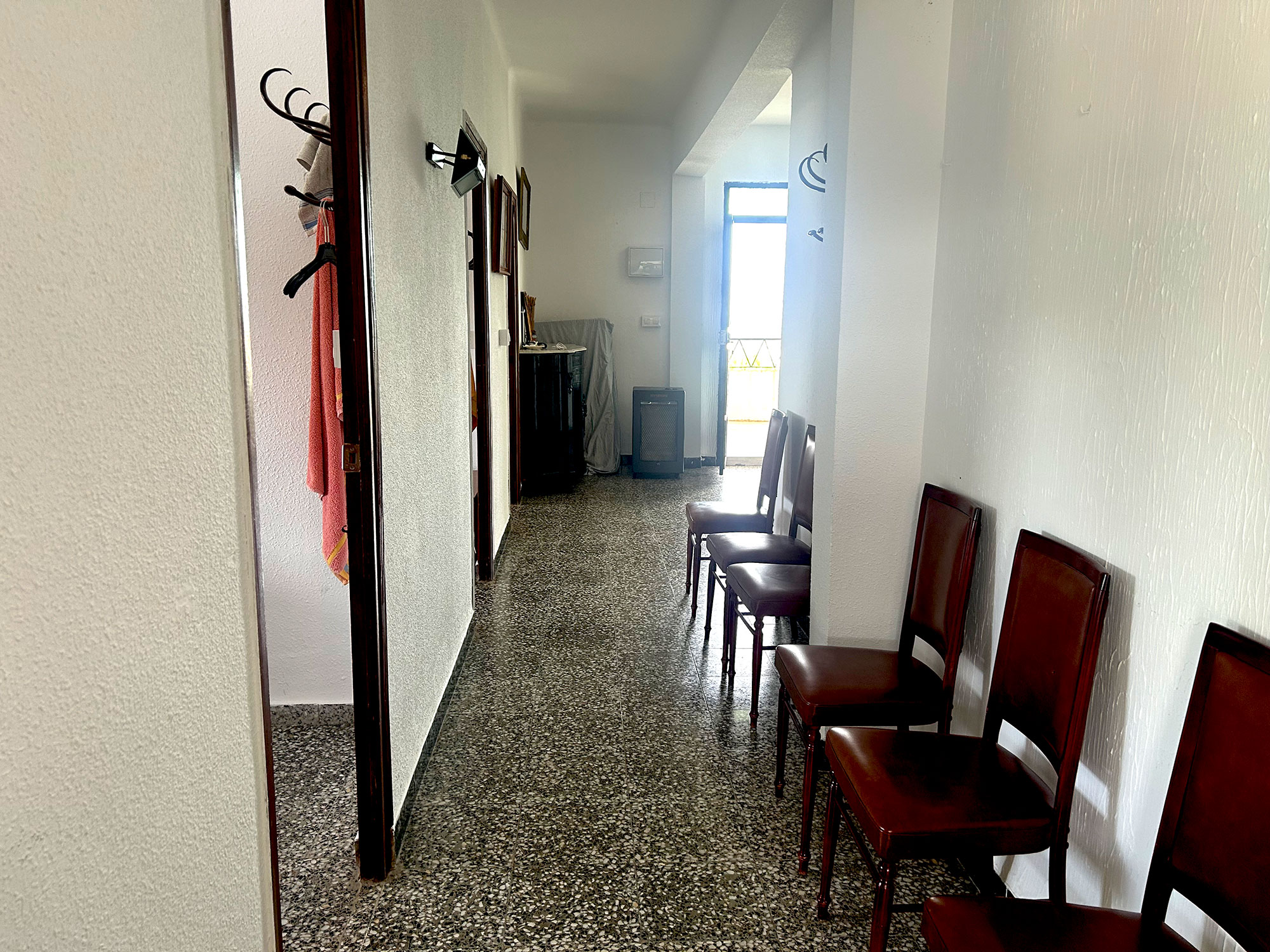 Enguera villa met dubbele wooneenheid, groot zwembad en veel sinaasappels voor 360.000 euro