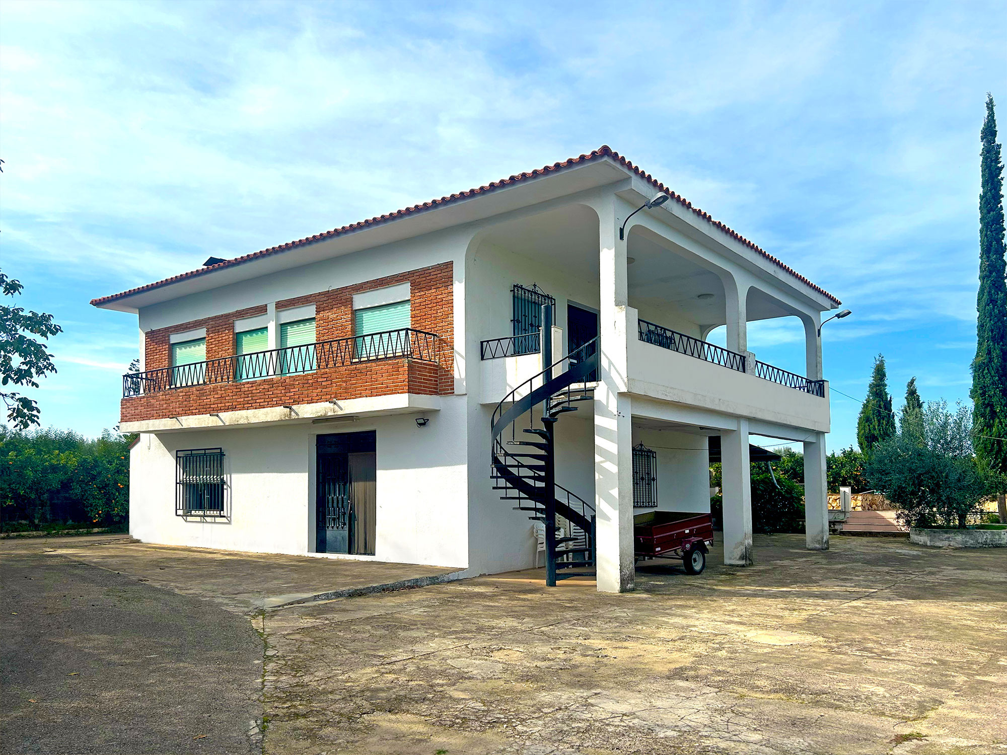 Enguera villa met dubbele wooneenheid, groot zwembad en veel sinaasappels voor 360.000 euro