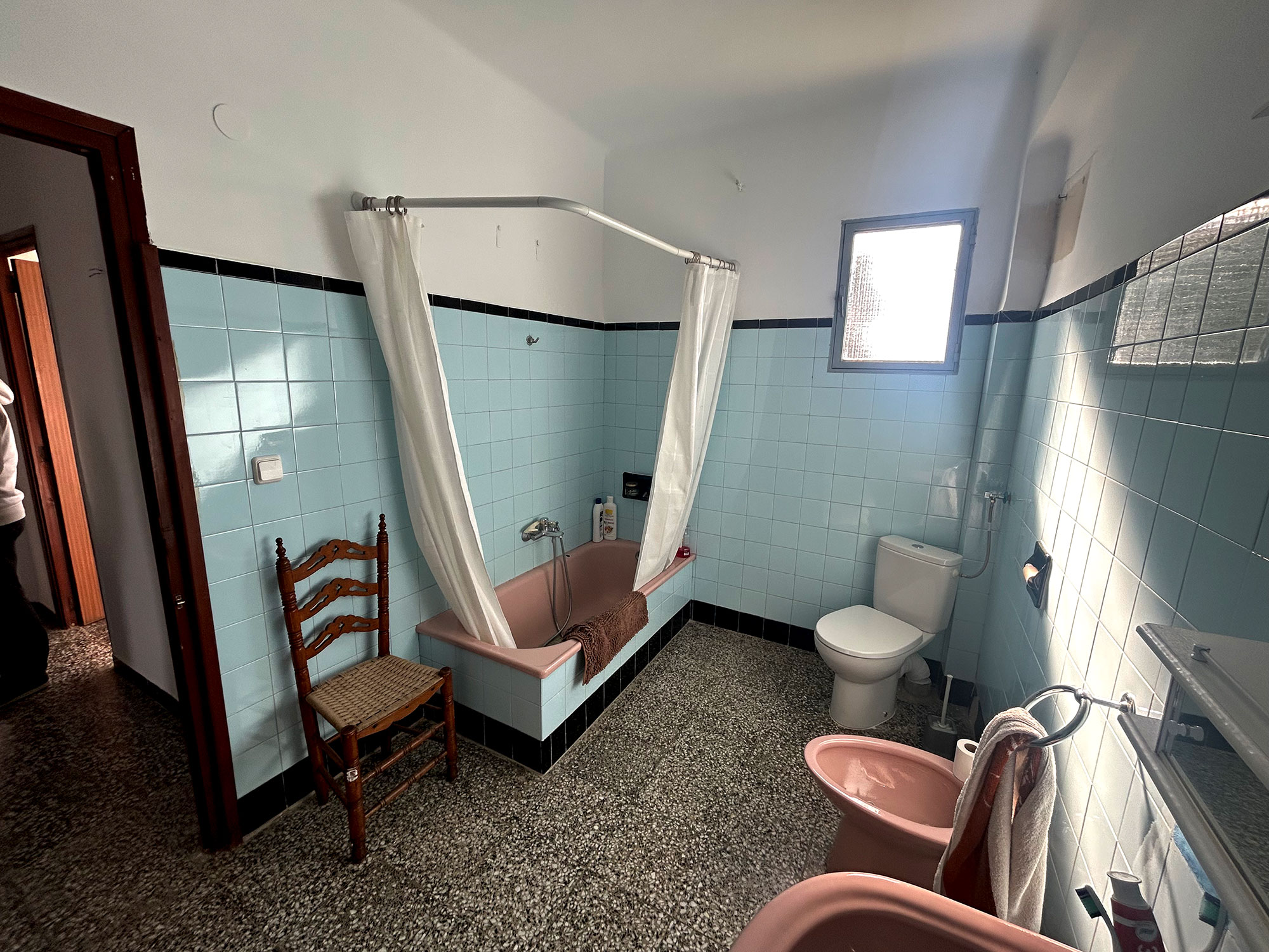 Enguera villa met dubbele wooneenheid, groot zwembad en veel sinaasappels voor 360.000 euro