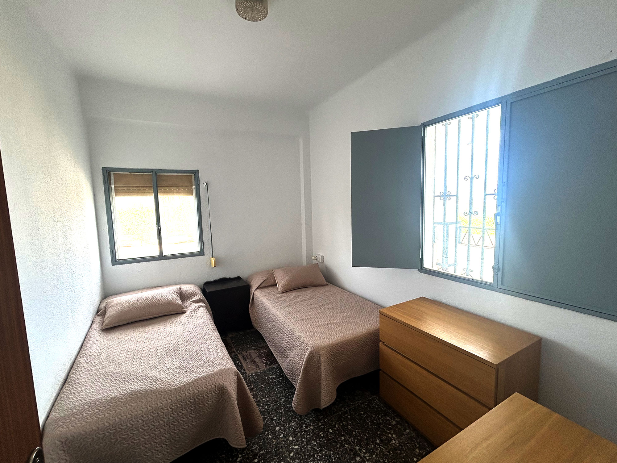 Enguera villa met dubbele wooneenheid, groot zwembad en veel sinaasappels voor 360.000 euro