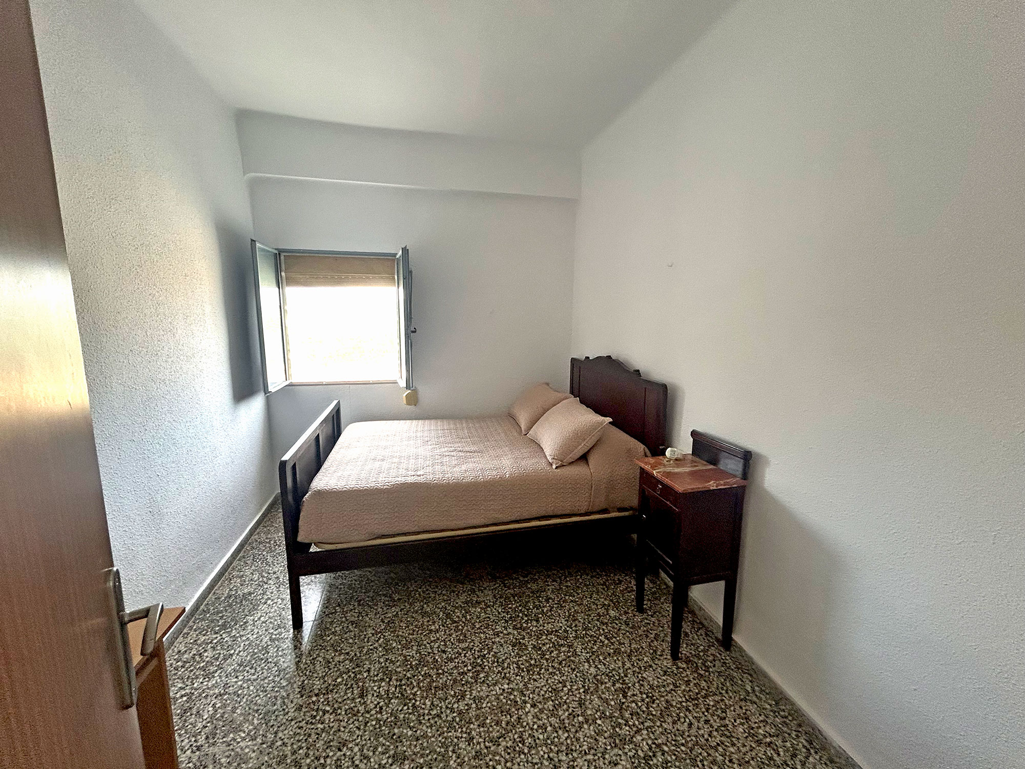 Enguera villa met dubbele wooneenheid, groot zwembad en veel sinaasappels voor 360.000 euro