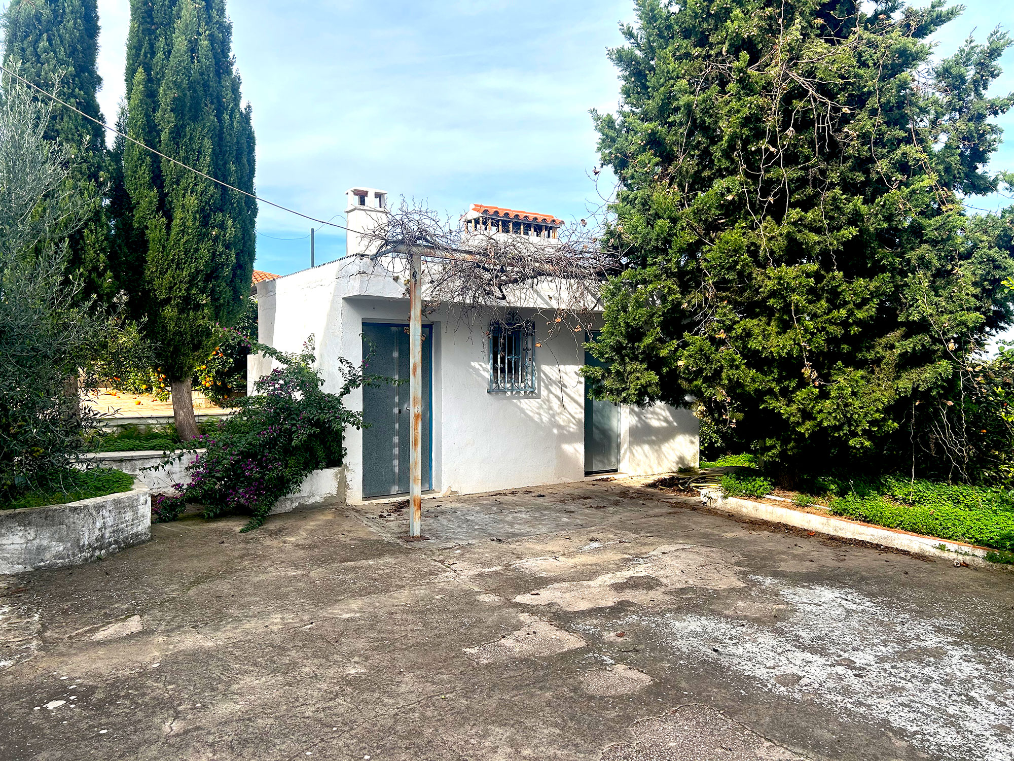 Enguera villa met dubbele wooneenheid, groot zwembad en veel sinaasappels voor 360.000 euro