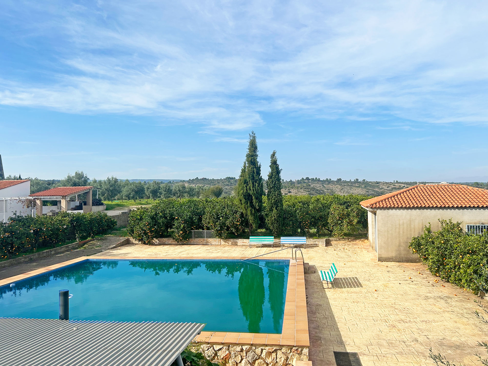 Enguera villa met dubbele wooneenheid, groot zwembad en veel sinaasappels voor 360.000 euro