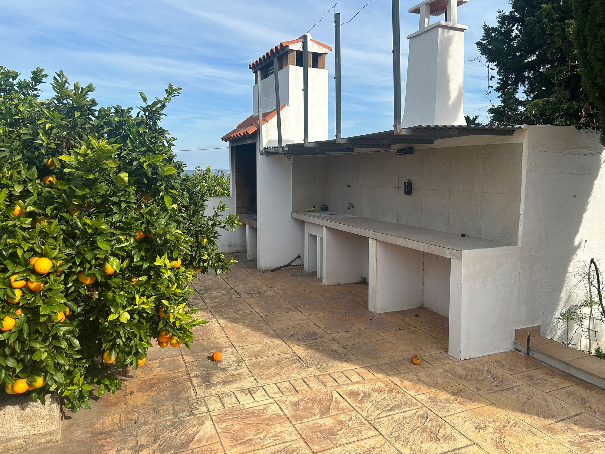 Enguera villa met dubbele wooneenheid, groot zwembad en veel sinaasappels voor 360.000 euro