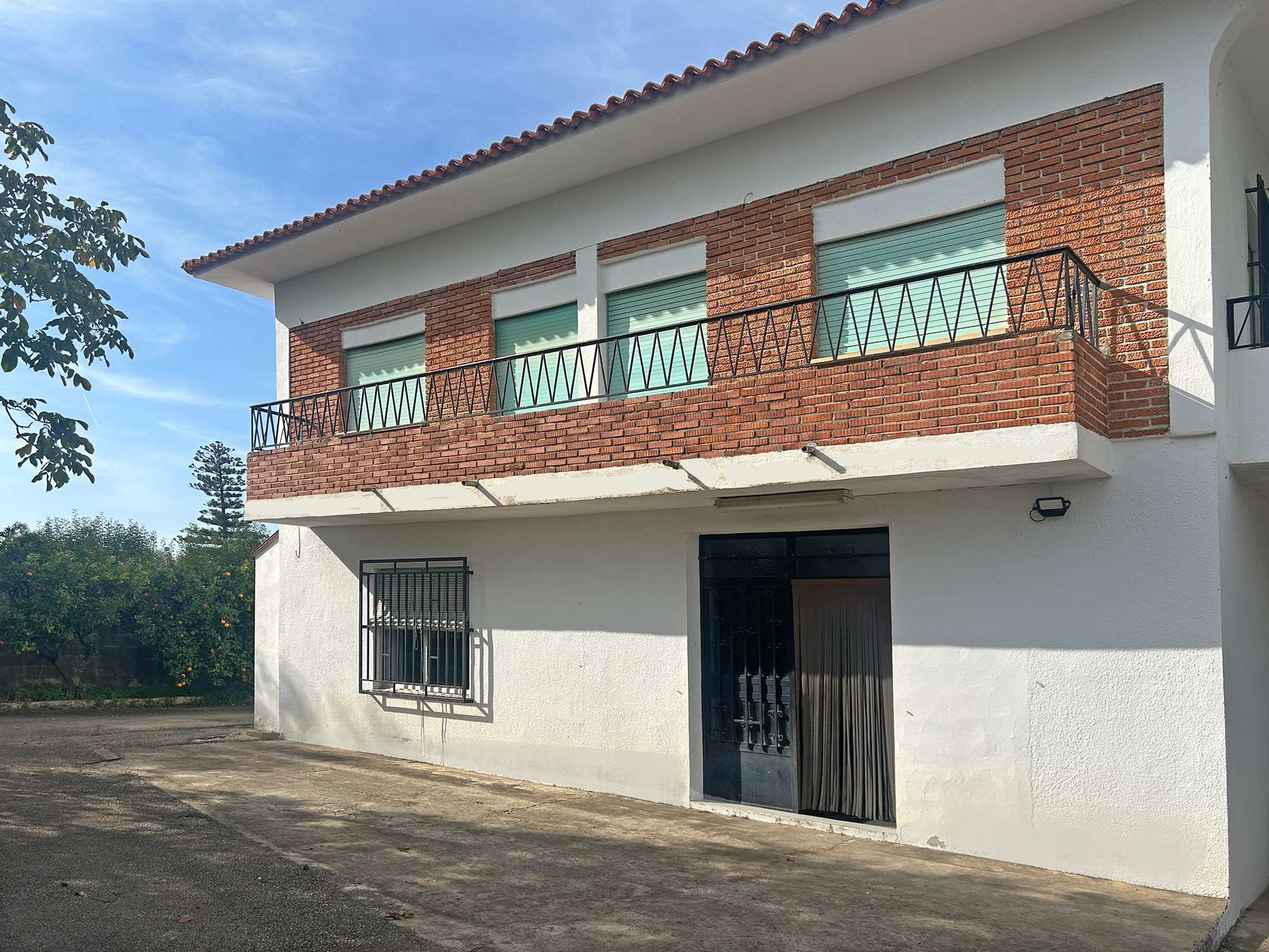 Enguera villa met dubbele wooneenheid, groot zwembad en veel sinaasappels voor 360.000 euro