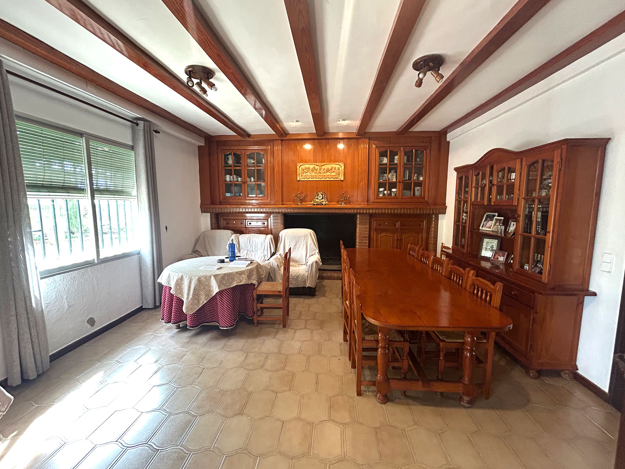 Enguera villa met dubbele wooneenheid, groot zwembad en veel sinaasappels voor 360.000 euro