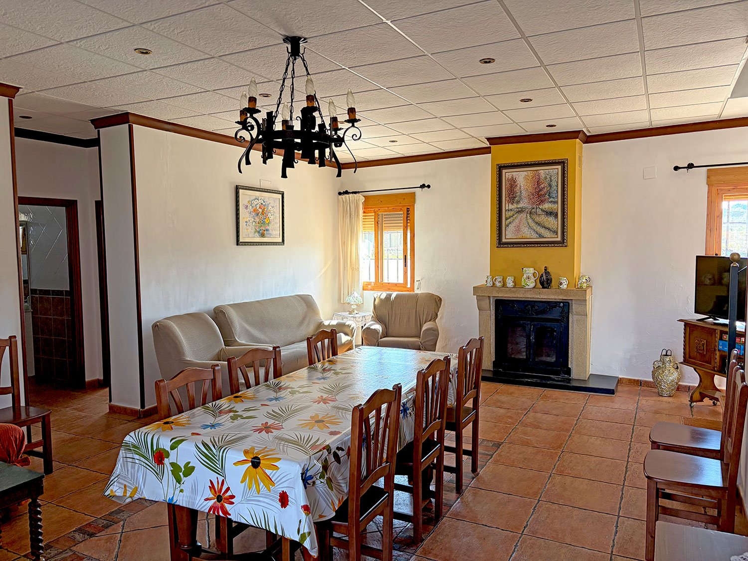 Villa met zwembad en zes slaapkamers in Chella voor €360.000