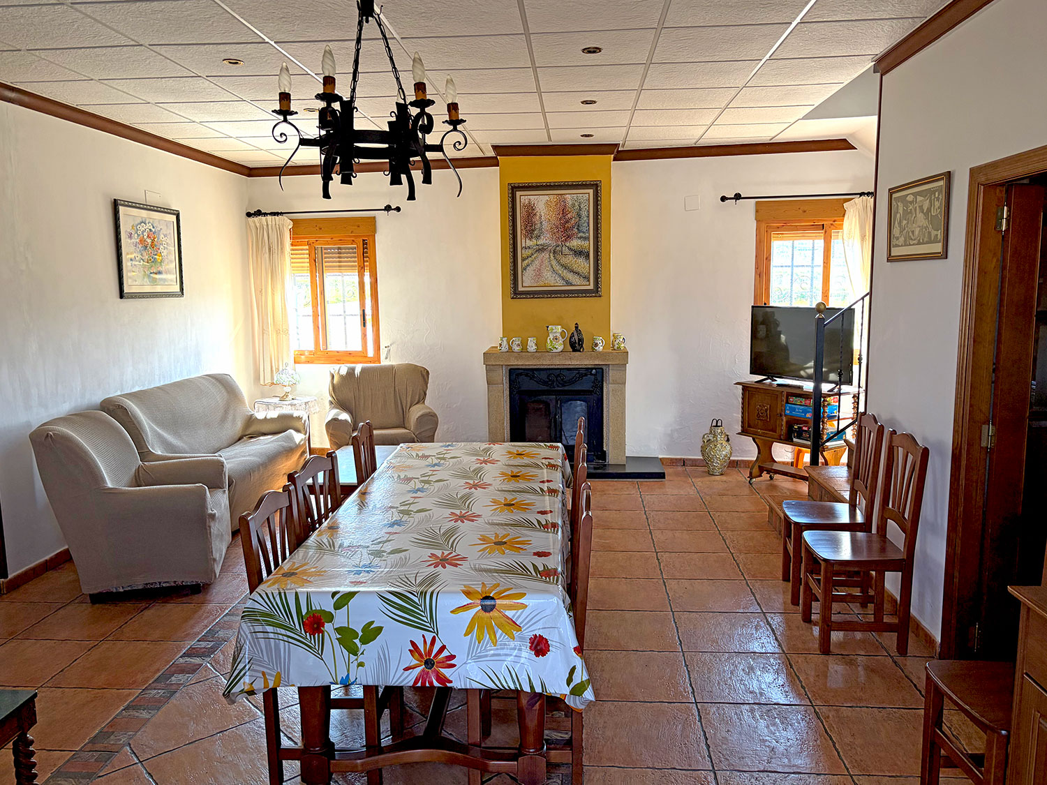 Villa met zwembad en zes slaapkamers in Chella voor €360.000