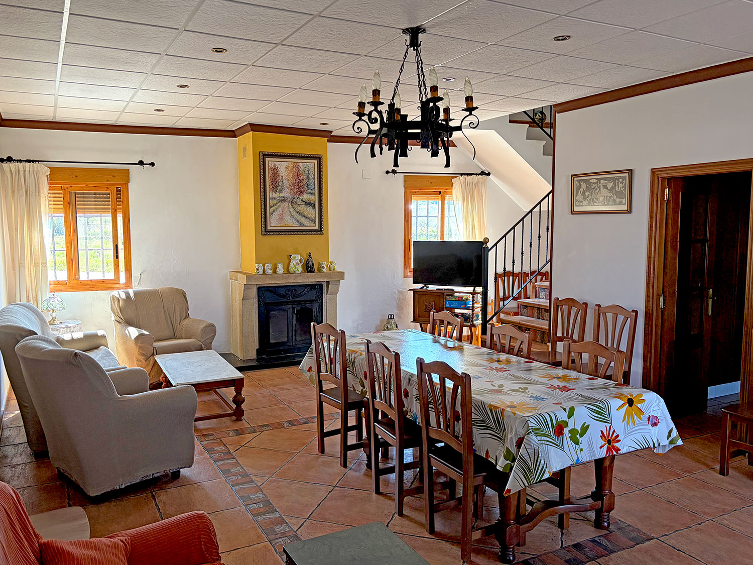 Villa met zwembad en zes slaapkamers in Chella voor €360.000