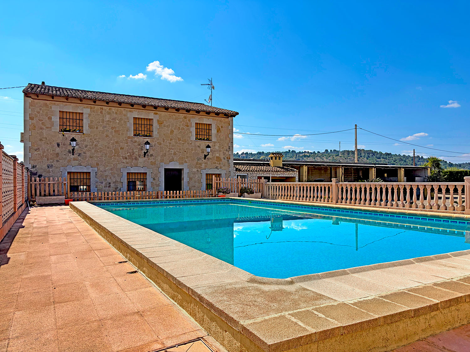 Villa met zwembad en zes slaapkamers in Chella voor €360.000