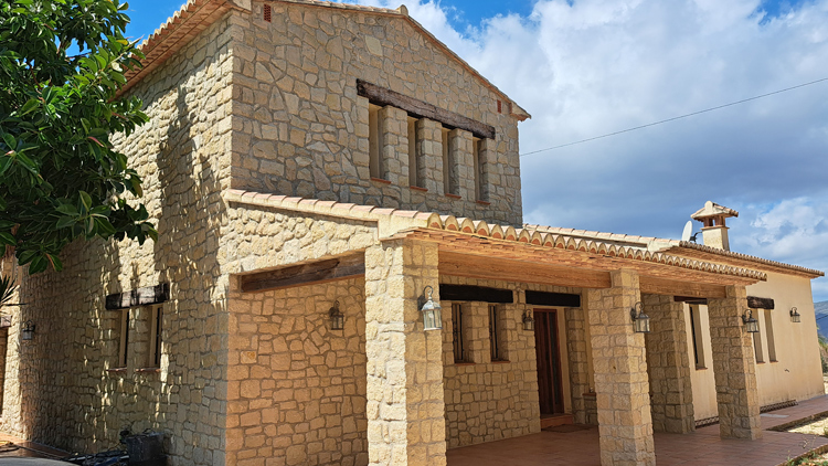 Schitterende stenen finca in Benissa Costa te koop