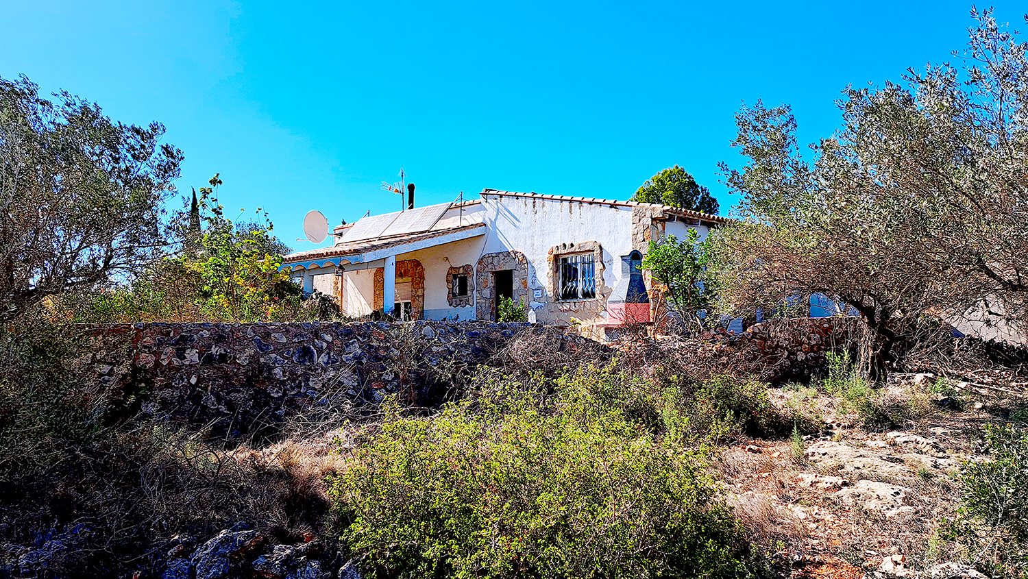 3 huizen op 10.000 m2 in Chella nabij Xativa