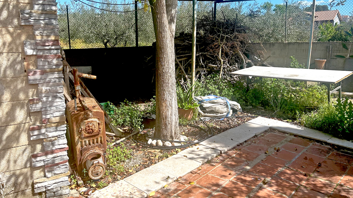 Finca op 6.588 m2 grond met loods te koop voor 220.000 euro