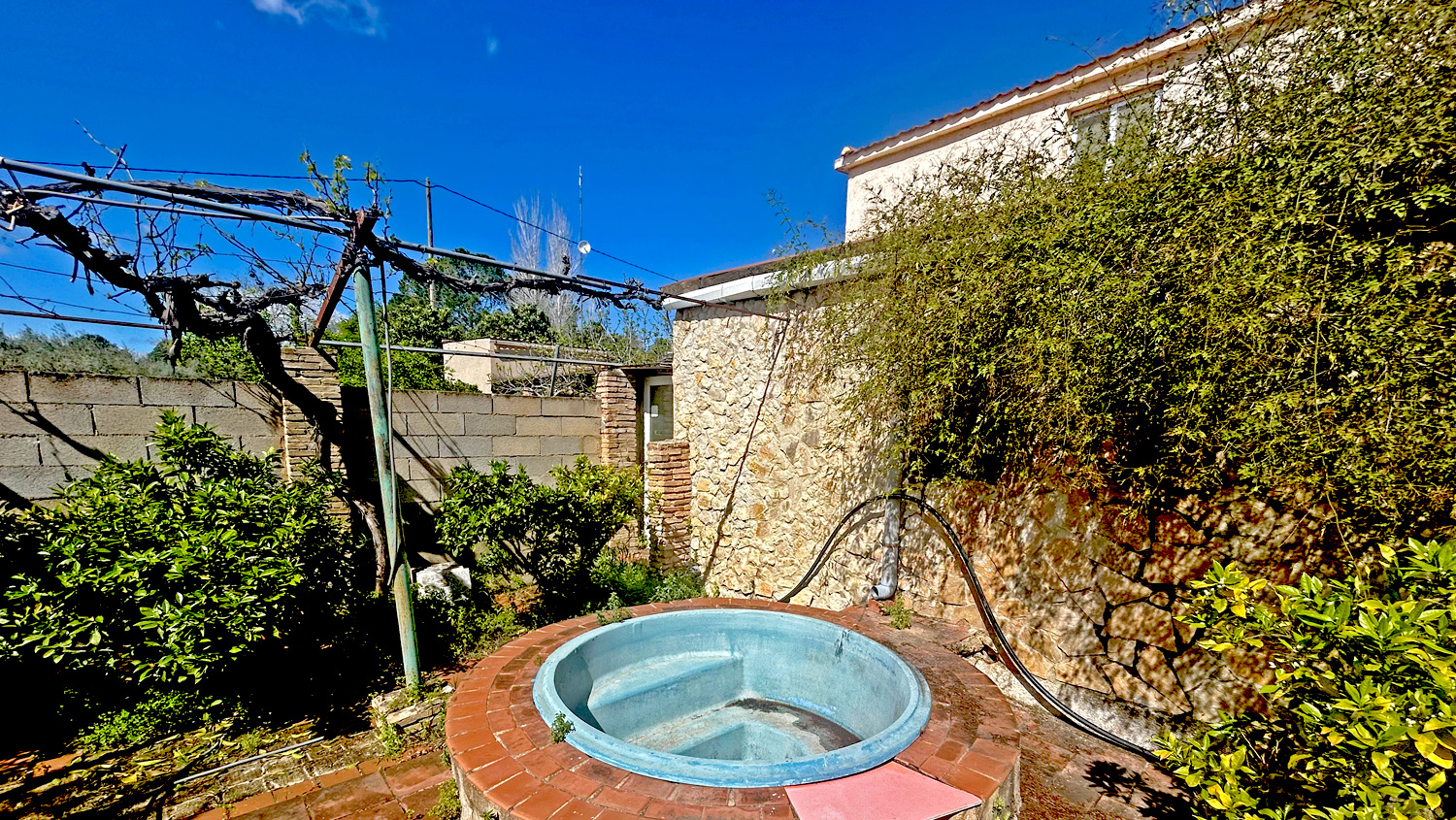 Finca op 6.588 m2 grond met loods te koop voor 220.000 euro