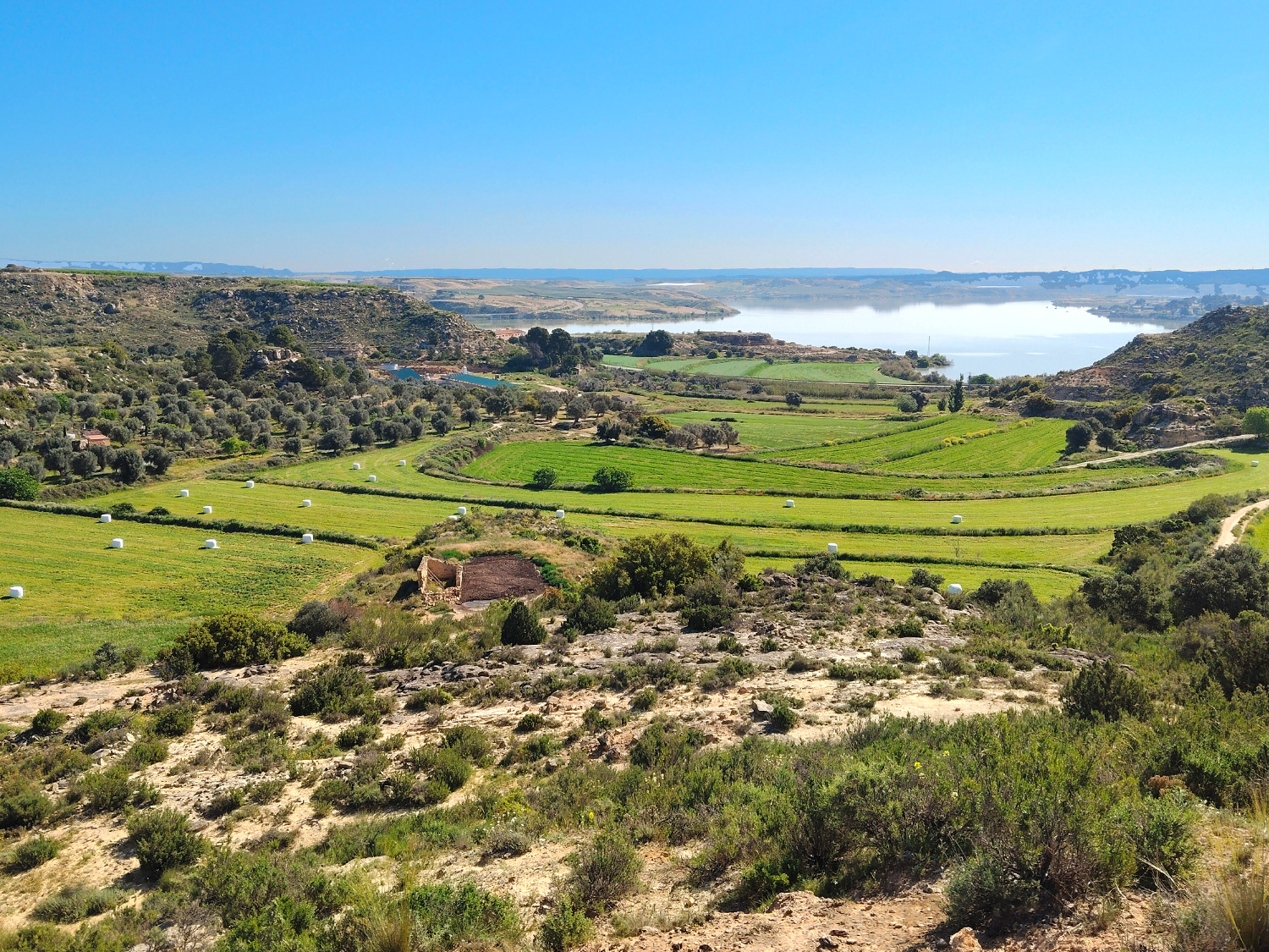 Finca op 54,283 m2 grond te koop aan de rivier de Ebro in Caspe