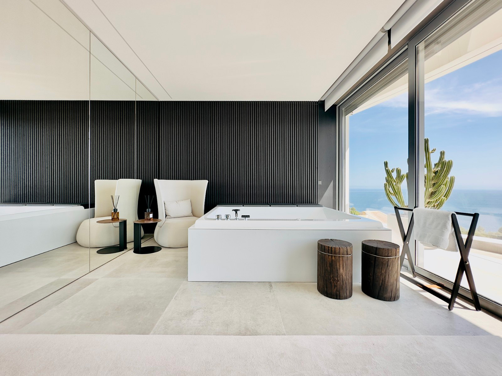 5 slaapkamer, 5 badkamer paleis van 300 m2 met panoramisch zeezicht!!