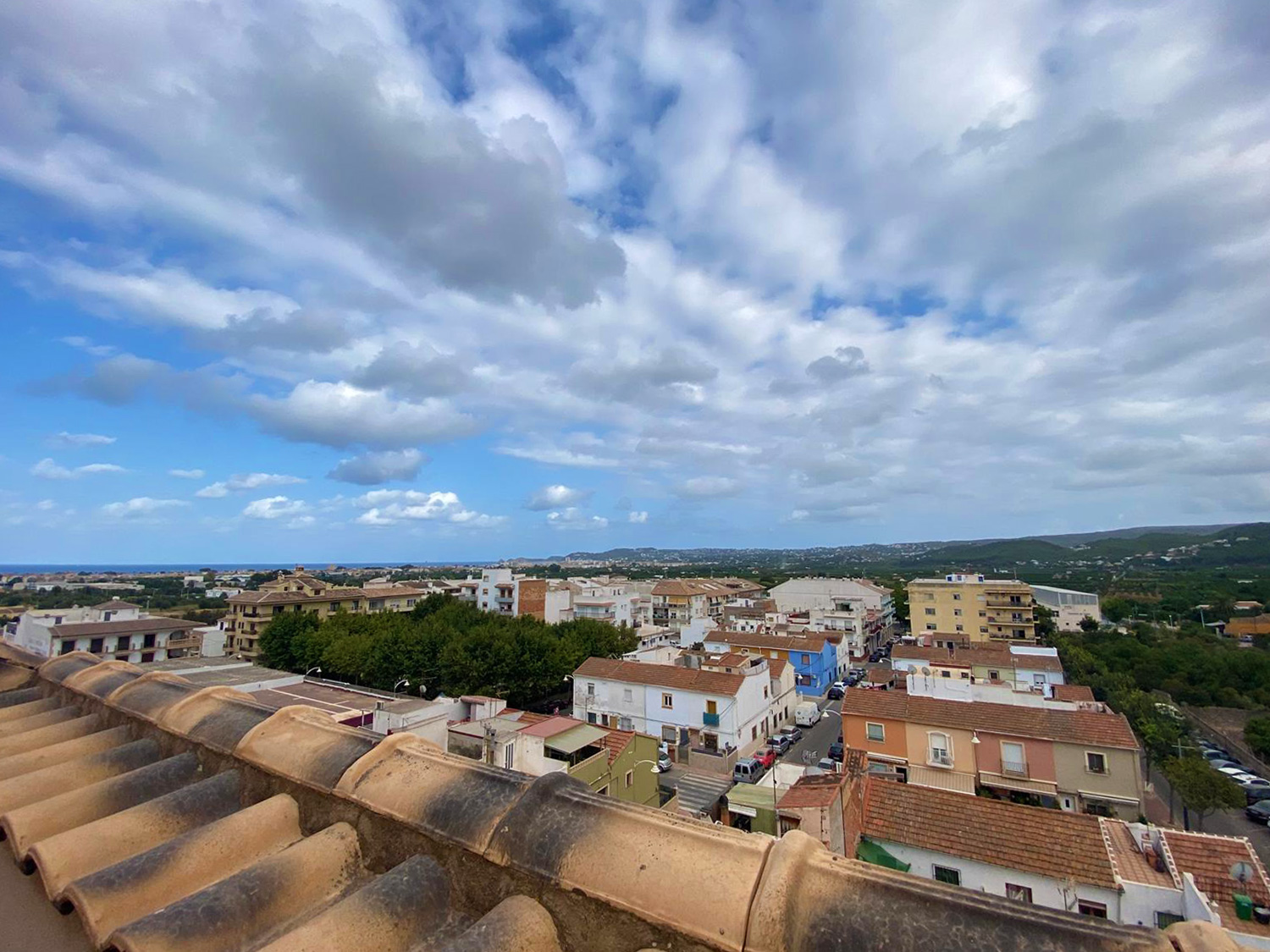 Ruim appartement op de bo=venste verdieping te koop in Javea!