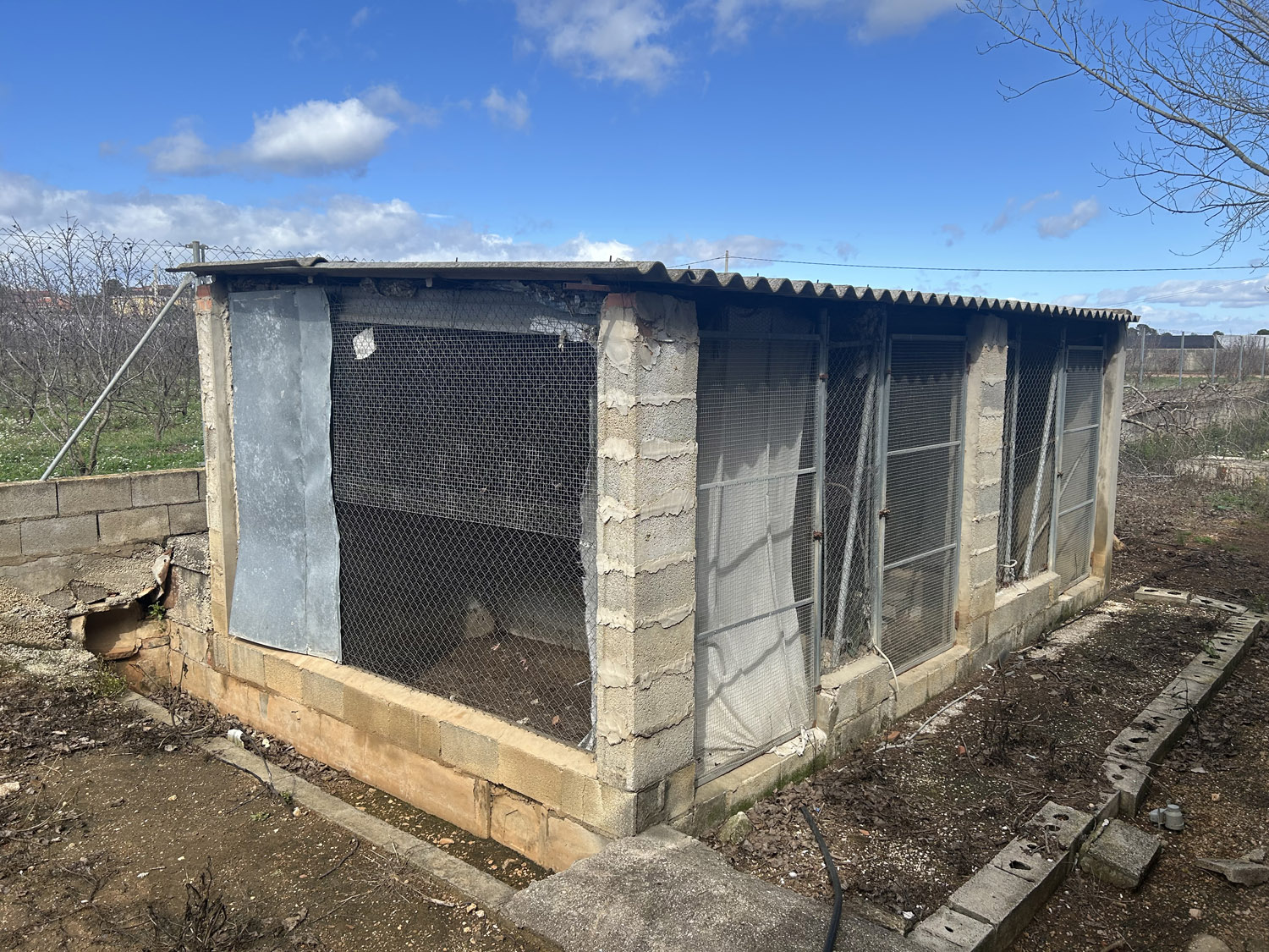 Konijnenboerderij tussen Bolbaite en Navarrs 