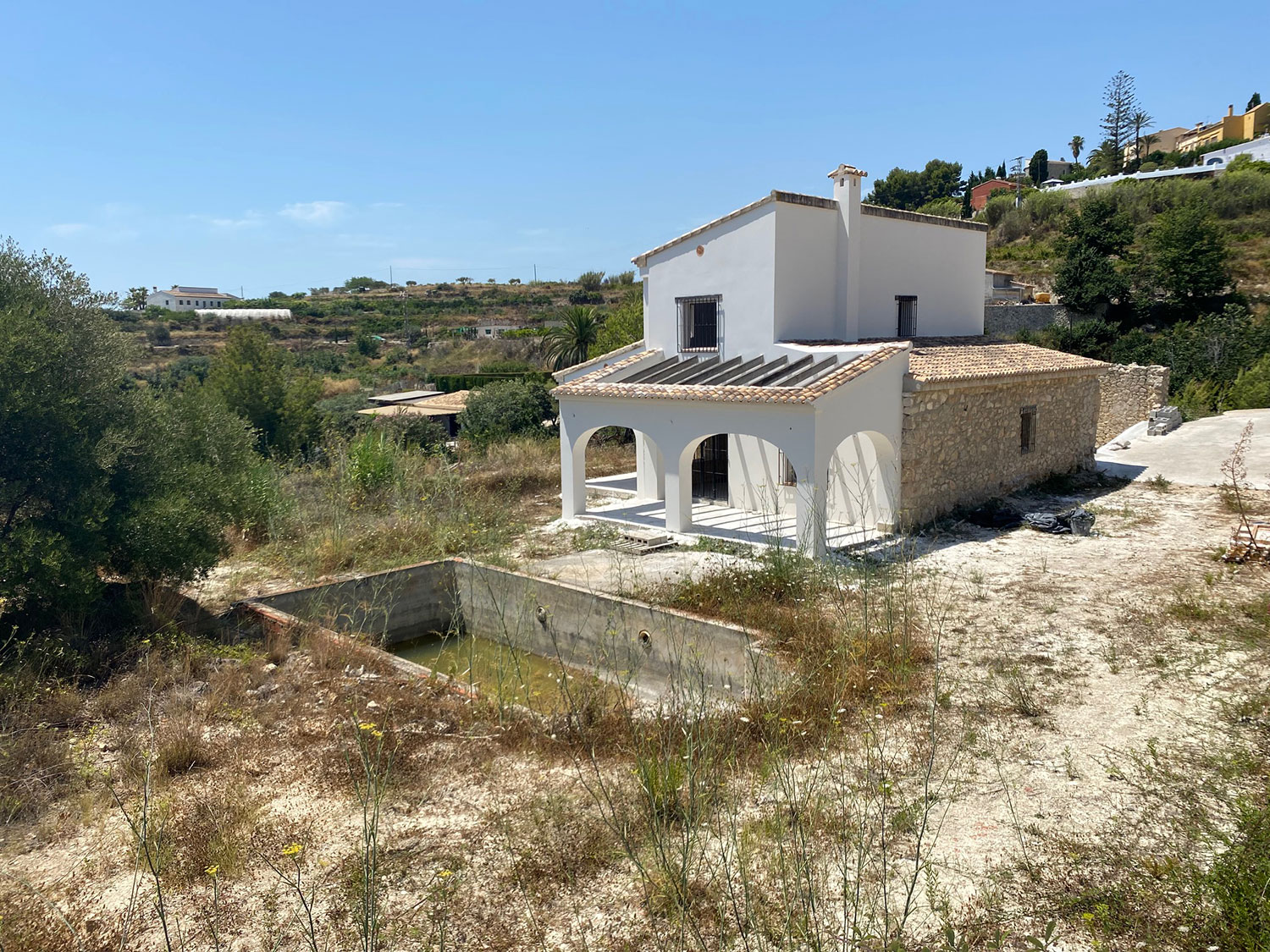 Te koop: fors gerenoveerde, maar nog af te bouwen finca in Benissa