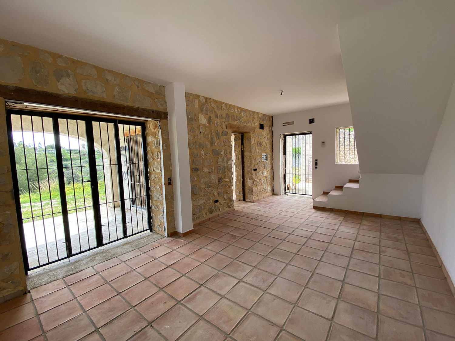 Te koop: fors gerenoveerde, maar nog af te bouwen finca in Benissa