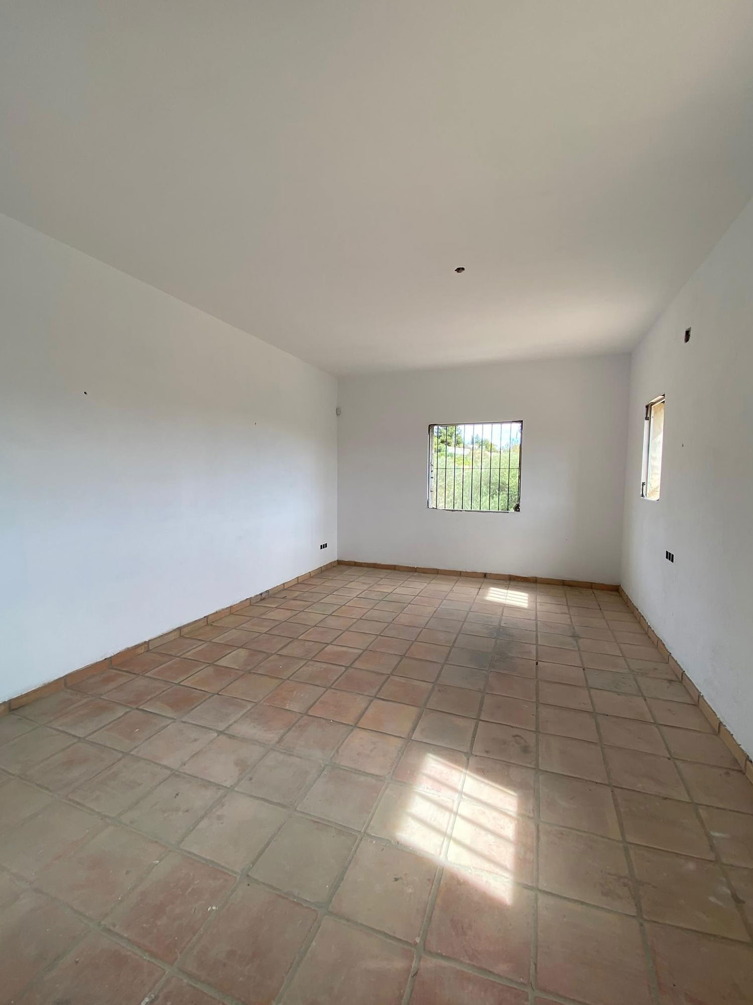 Te koop: fors gerenoveerde, maar nog af te bouwen finca in Benissa