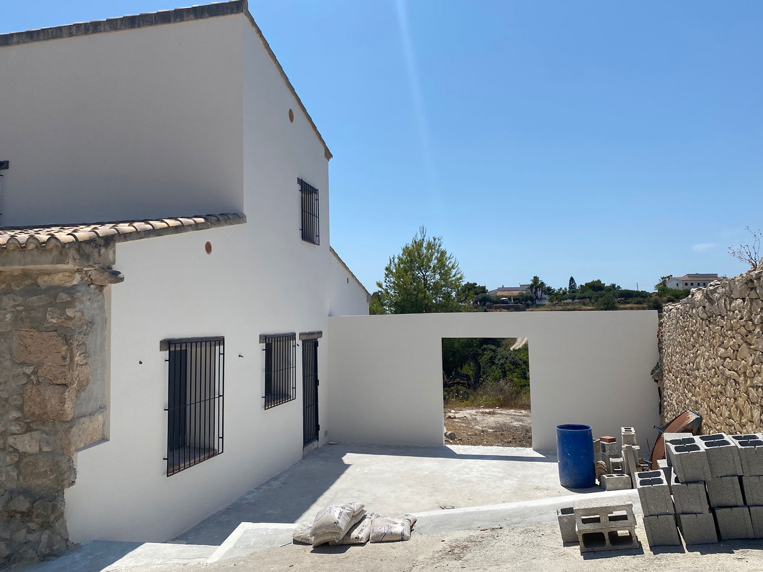 Te koop: fors gerenoveerde, maar nog af te bouwen finca in Benissa