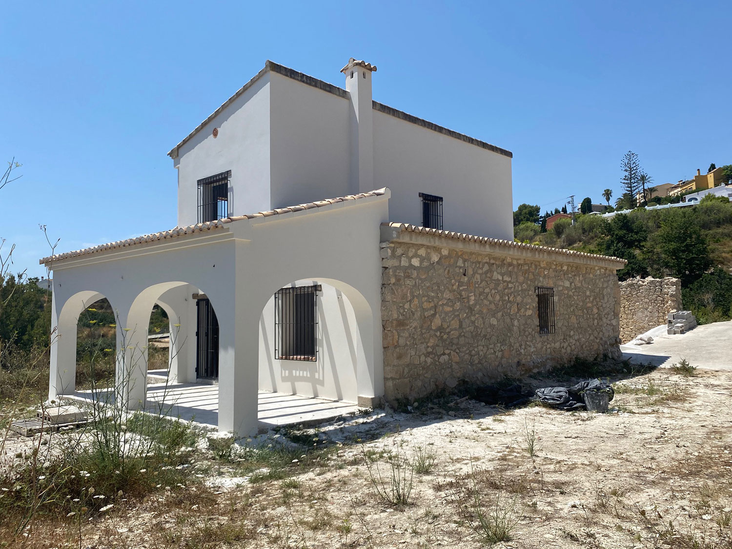 Te koop: fors gerenoveerde, maar nog af te bouwen finca in Benissa