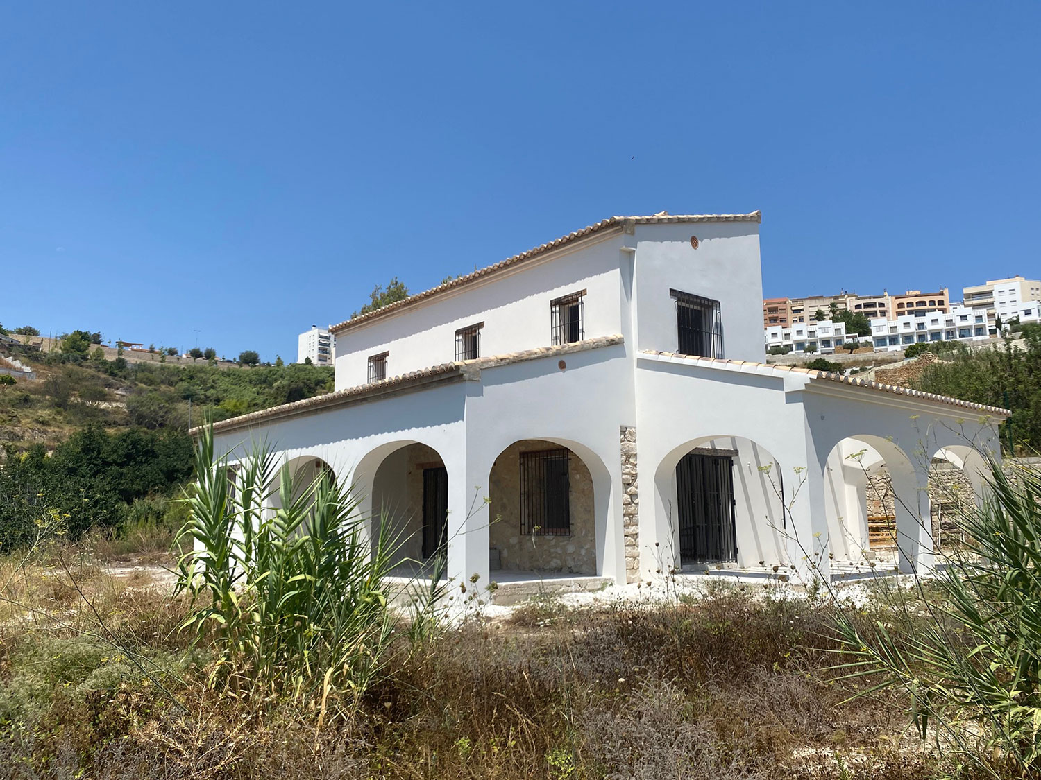 Te koop: fors gerenoveerde, maar nog af te bouwen finca in Benissa