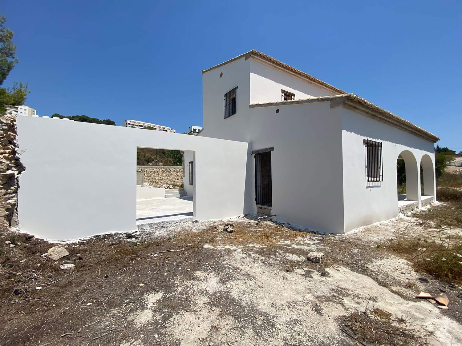Te koop: fors gerenoveerde, maar nog af te bouwen finca in Benissa