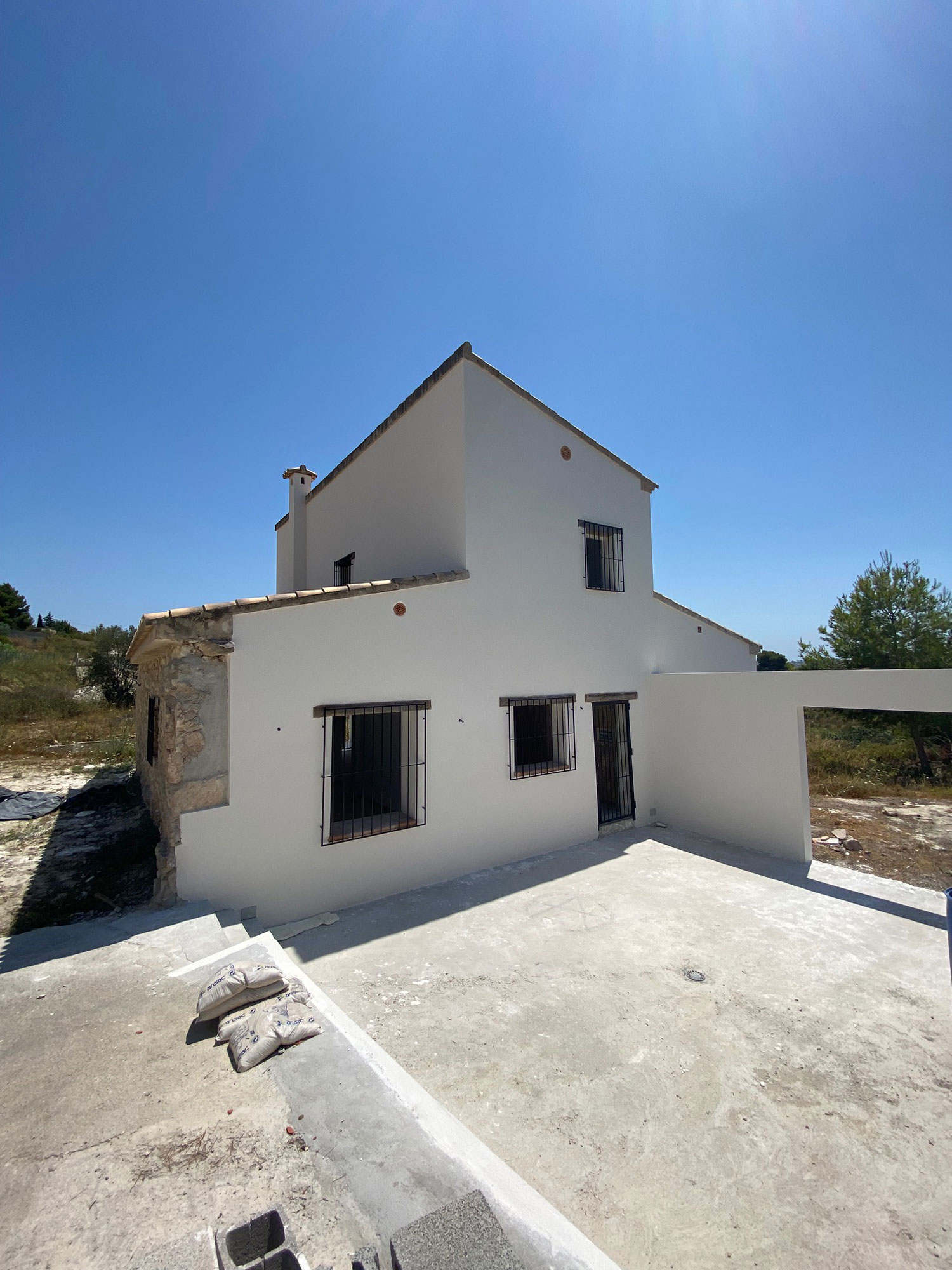 Te koop: fors gerenoveerde, maar nog af te bouwen finca in Benissa