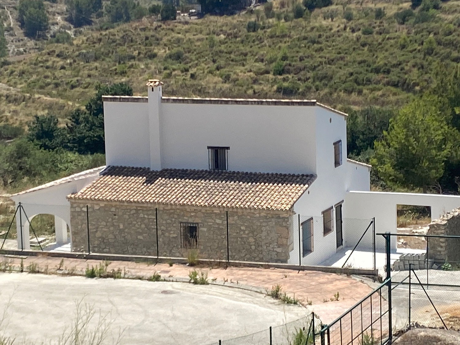 Te koop: fors gerenoveerde, maar nog af te bouwen finca in Benissa